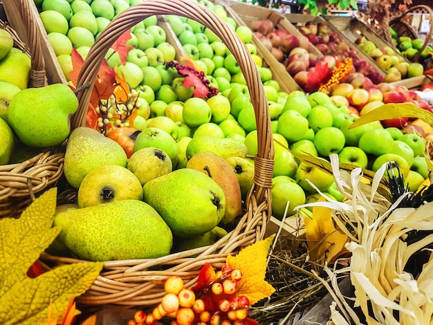 Концепция деревенского стенда с осенним урожаем фруктов на рынке или в фермерском доме