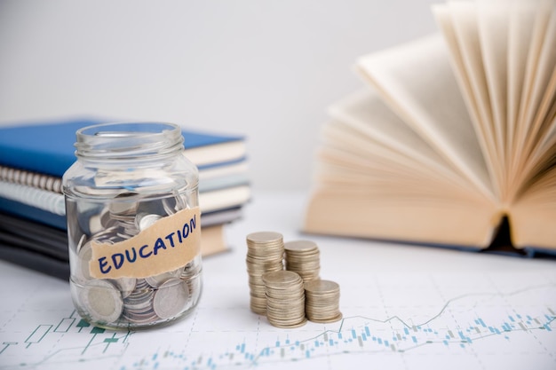 研究のためのお金の収入を節約するための概念学生金融コストと投資予算ローンのクローズ アップ教育オブジェクトを背景にスタックお金コインキャッシュ ドルとガラスの瓶を計算します。