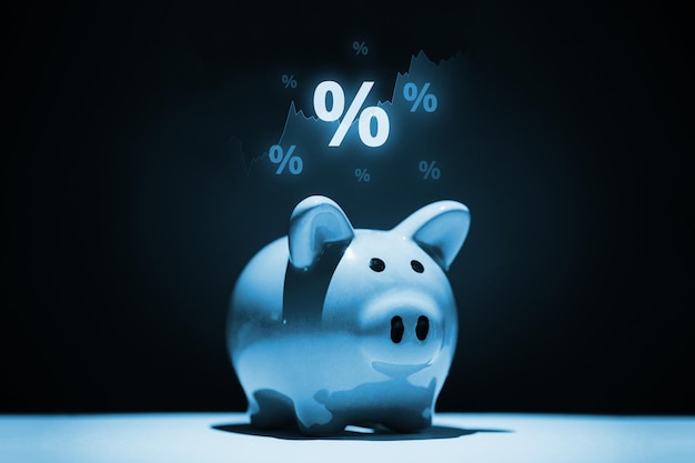 Il concetto di risparmio e investimento salvadanaio con un ologramma di grafici e percentuali