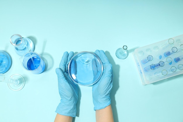 Concetto di scienza e ricerca con vista dall'alto degli accessori di laboratorio