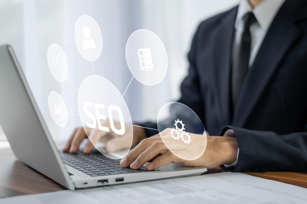 Concept SEO Search Engine Optimize Ondernemers gebruiken SEO-systemen op het internet om te communiceren met de doelklanten van hun bedrijf