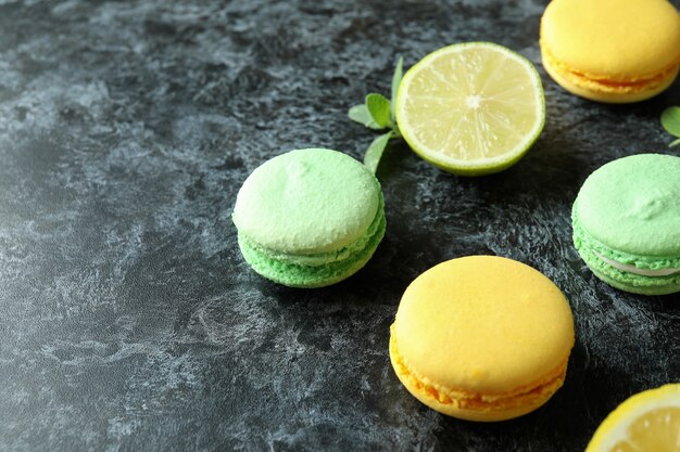 Concept smakelijk dessert met bitterkoekjes op zwarte rokerige achtergrond