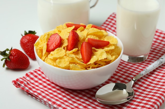 Concept smakelijk ontbijt met cornflakes op wit