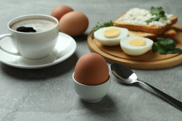 Concept smakelijk ontbijt met gekookte eieren op grijze geweven lijst