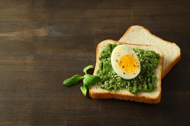 Concept smakelijk ontbijt met sandwichruimte voor trex