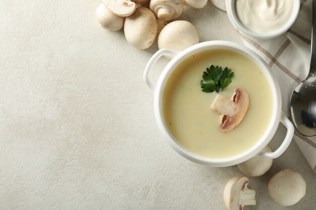 Concept smakelijke lunch met kom champignonsoep