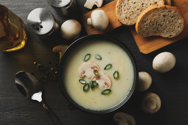 Concept smakelijke lunch met kom champignonsoep