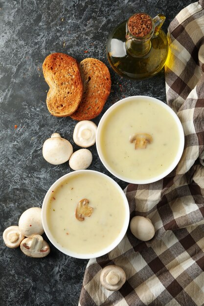 Concept smakelijke lunch met kommen champignonsoep