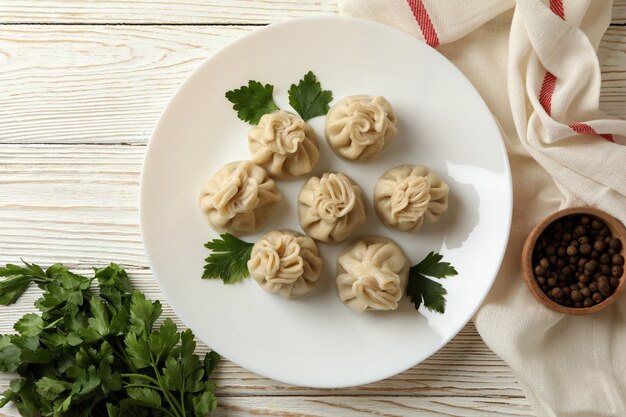 Concept smakelijke lunch met plaat van khinkali op witte houten