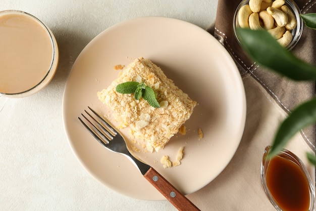 Concept smakelijke lunch met plaat van Napoleon-cake