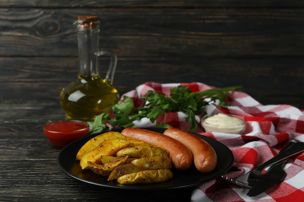 Concept smakelijke maaltijd met aardappelpartjes op houten achtergrond