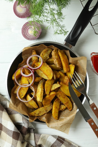 Foto concept smakelijke maaltijd met pan smakelijke aardappelpartjes