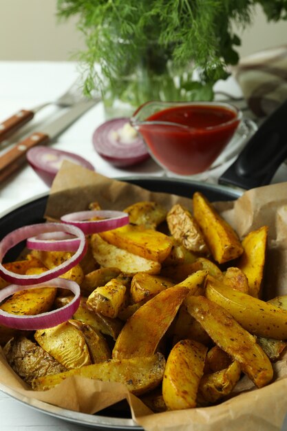 Foto concept smakelijke maaltijd met pan smakelijke aardappelpartjes