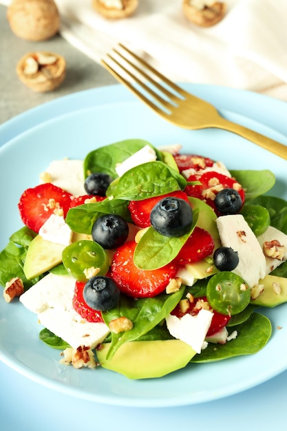 Concept smakelijke saladesalade met aardbei close-up