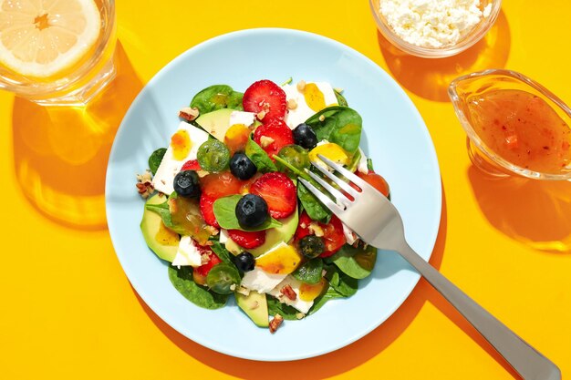 Concept smakelijke saladesalade met aardbeibovenaanzicht