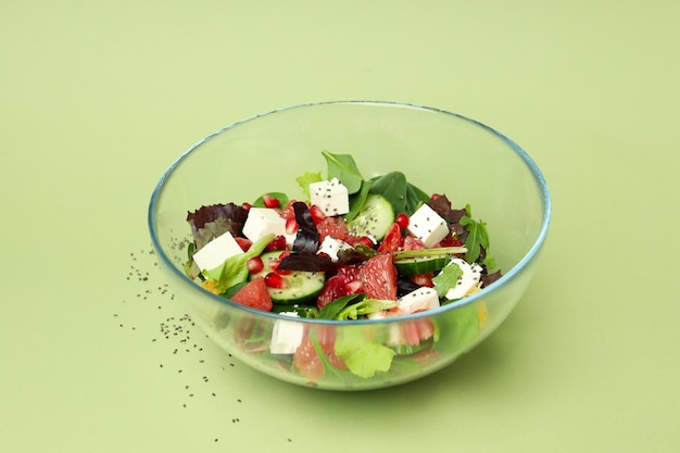 Concept smakelijke voedselsalade met rood oranje op groene achtergrond