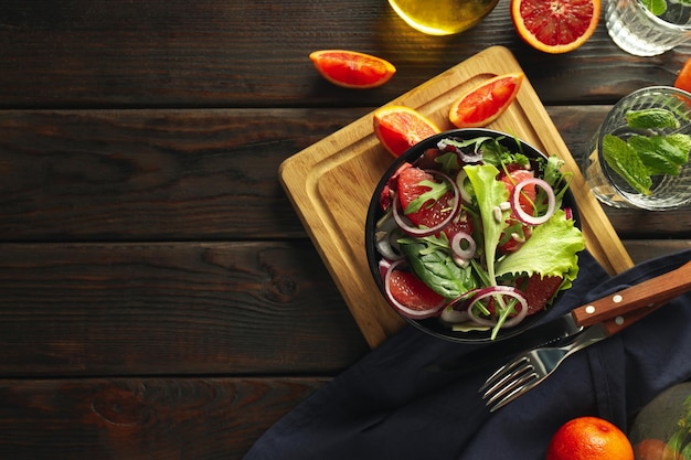 Concept smakelijke voedselsalade met roodoranje ruimte voor tekst