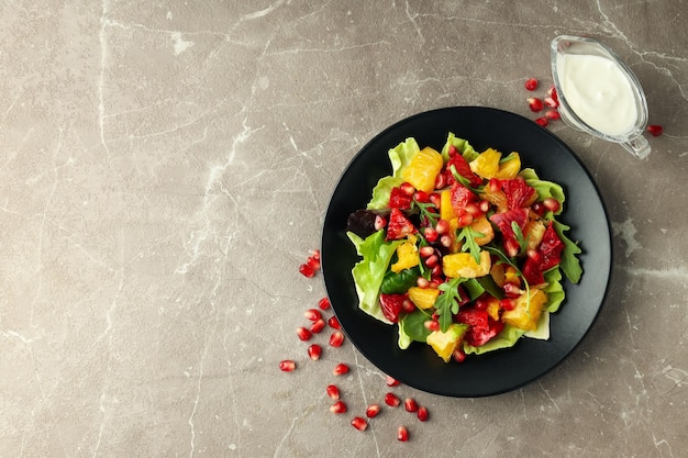 Concept smakelijke voedselsalade met roodoranje ruimte voor tekst