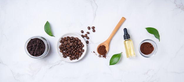 Concept spa flat lay con ingredienti naturali per lo scrub al caffè del corpo domestico con olio