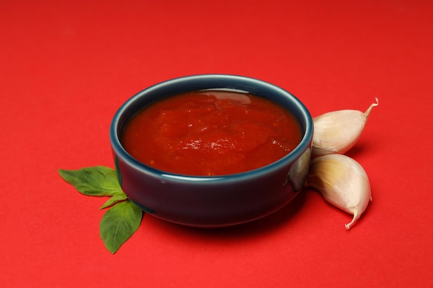 Concetto di salsa piccante con adjika da vicino