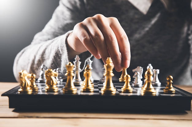Концепция стратегии в бизнесе - женщина играет в шахматы
