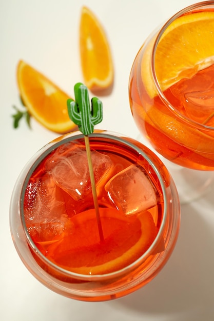 Concetto di cocktail estivo aperol spritz vista dall'alto