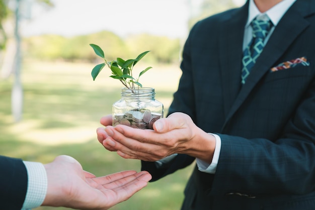 Foto concetto di investimento sostenibile per la crescita del denaro con giro di barattolo di vetro