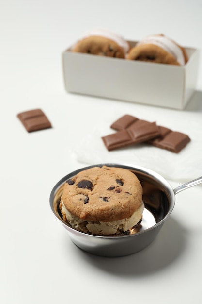 アイスクリームと甘い食べ物おいしいクッキーのコンセプト