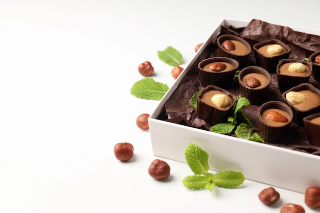 Концепция сладостей с шоколадными конфетами на белом фоне