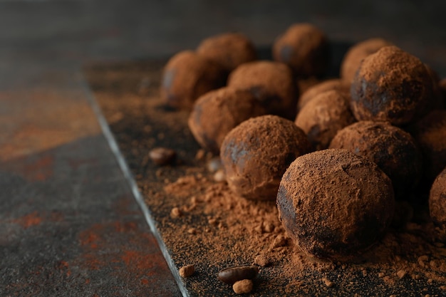 Concetto di dolci al tartufo su sfondo scuro con texture