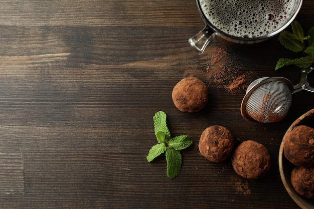 Concetto di dolci al tartufo su fondo di legno scuro