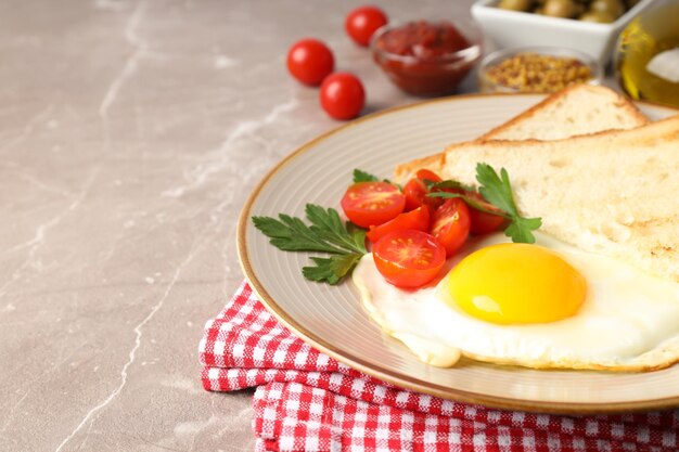 Concetto di gustosa colazione su sfondo grigio testurizzato