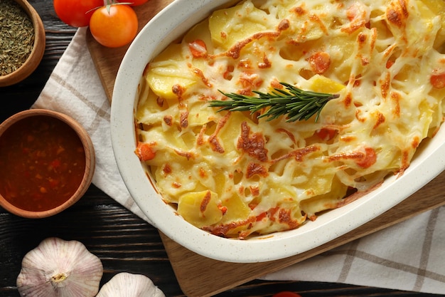 Концепция вкусной и вкусной домашней картофельной кастрюли