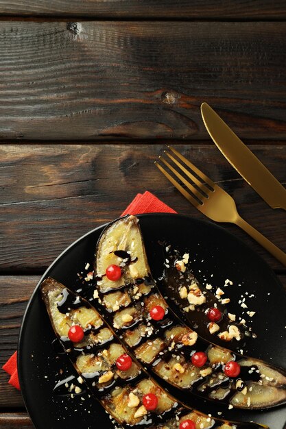 Concetto di gustoso dessert alla griglia spazio di banana per il testo