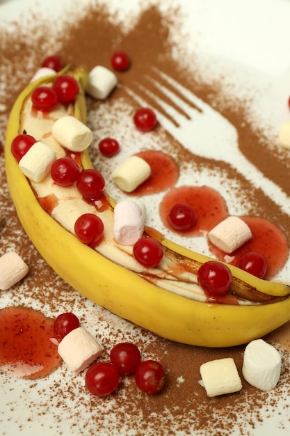 Concetto di gustoso dessert con banana da vicino