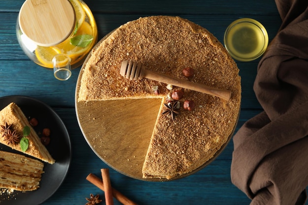 Concetto di gustoso dessert con vista dall'alto della torta al miele