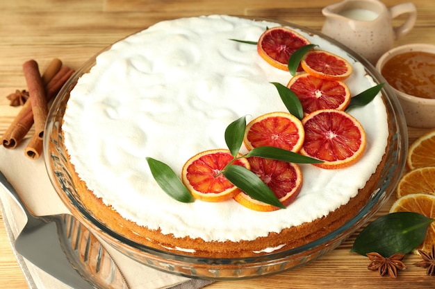 Concetto di gustoso dessert con torta di meringa con primo piano di agrumi