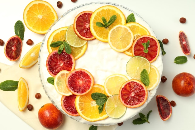 Concetto di gustoso dessert con torta di meringa con vista dall'alto di agrumi