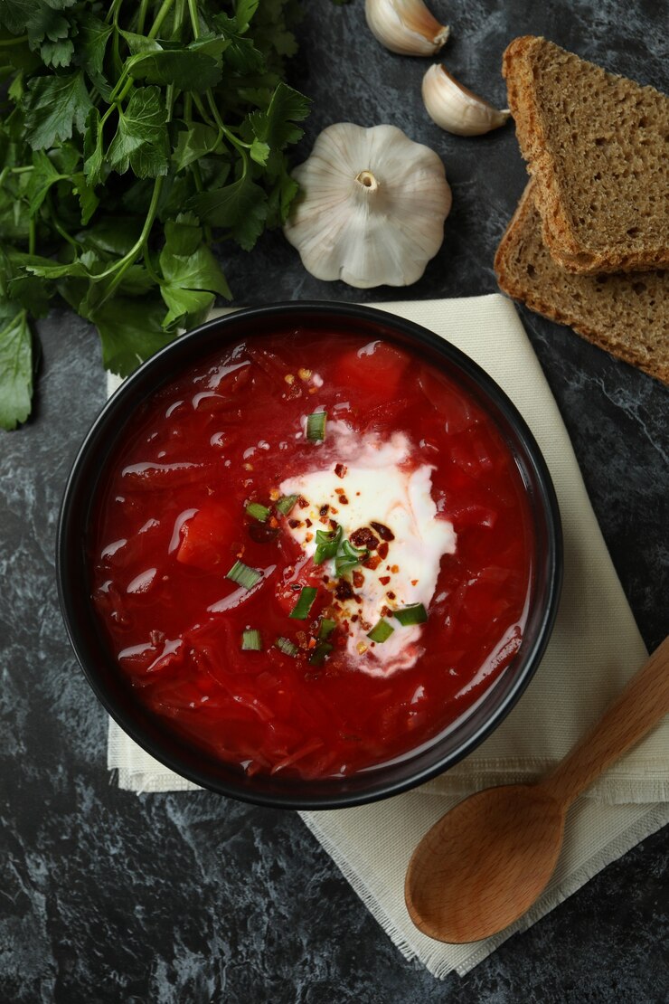 Фотография концепция вкусной еды с борщом на черной дымной стене