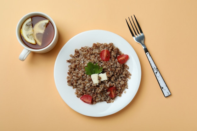 Foto concetto di mangiare gustoso con grano saraceno su fondo beige