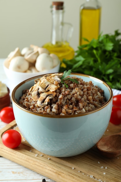 Concetto di mangiare gustoso con grano saraceno, primo piano