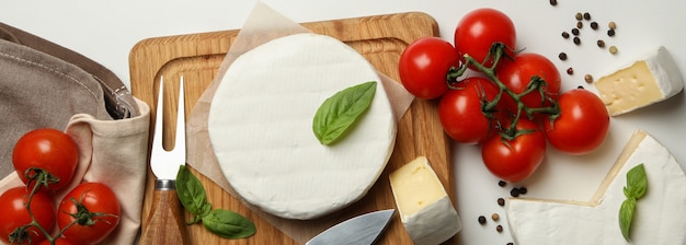 Foto concetto di gustoso mangiare con camembert e spezie su sfondo bianco, vista dall'alto