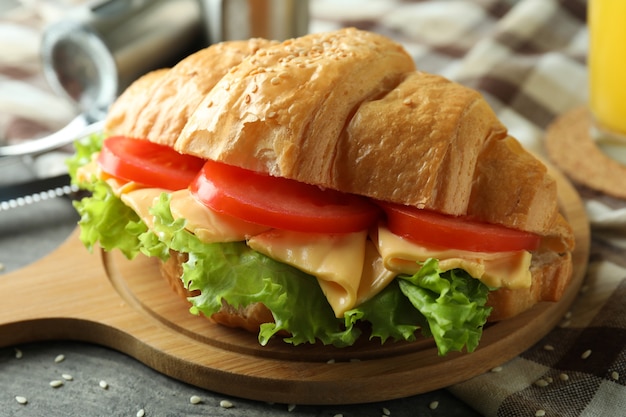 Concetto di mangiare gustoso con panino con croissant, primo piano