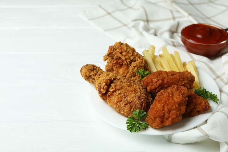 Photo 흰색 나무 바탕에 프라이드 치킨과 함께 맛있는 식사의 개념