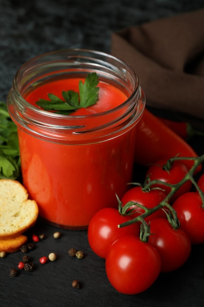 Foto concetto di mangiare gustoso con zuppa di gazpacho, primo piano