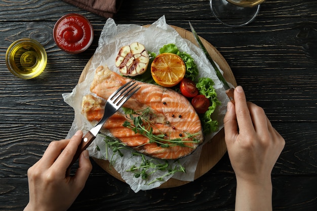 구운 연어, 상위 뷰와 함께 맛있는 식사의 개념