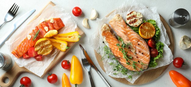 구운 연어, 상위 뷰와 함께 맛있는 식사의 개념