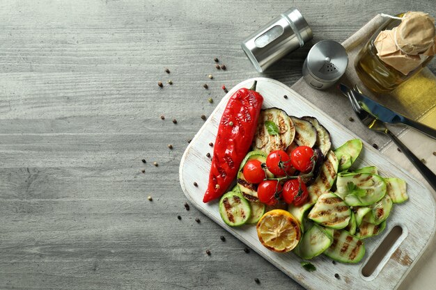 회색 질감 테이블에 구운 야채와 함께 맛있는 식사의 개념