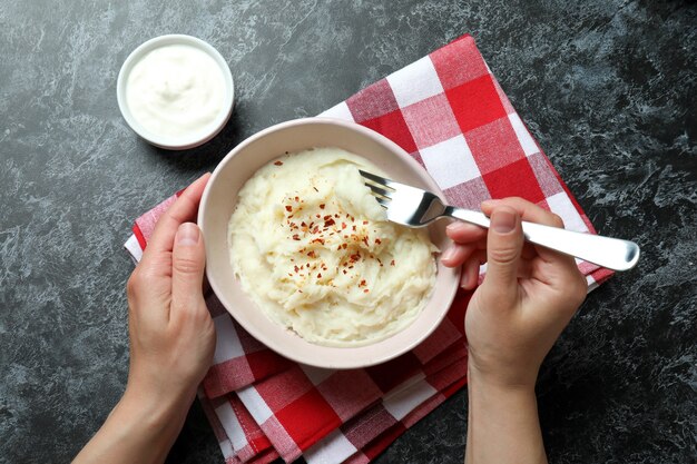 黒のスモーキーテーブルでマッシュポテトを使ったおいしい食事のコンセプト