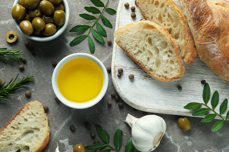 Фотография концепция вкусной еды с оливковым маслом на сером текстурированном столе
